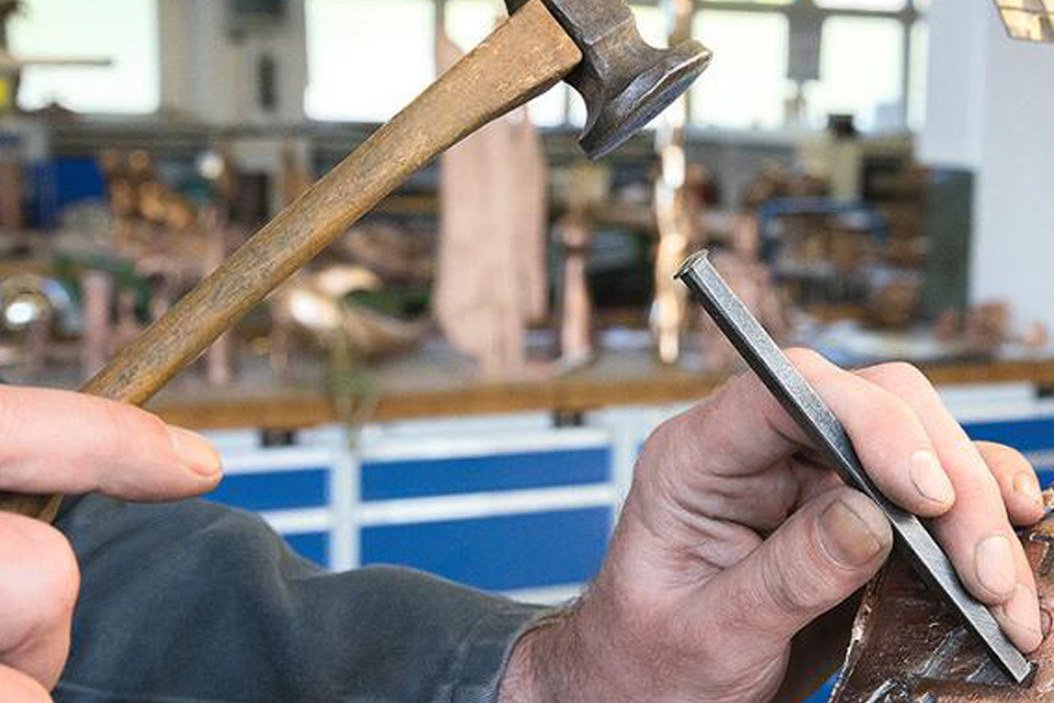 Herstellung-Bronzeskulptur-Ziselieren